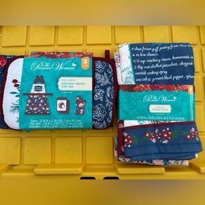 The Pioneer Woman Wishful Winter Apron potholder mitt and two towel set